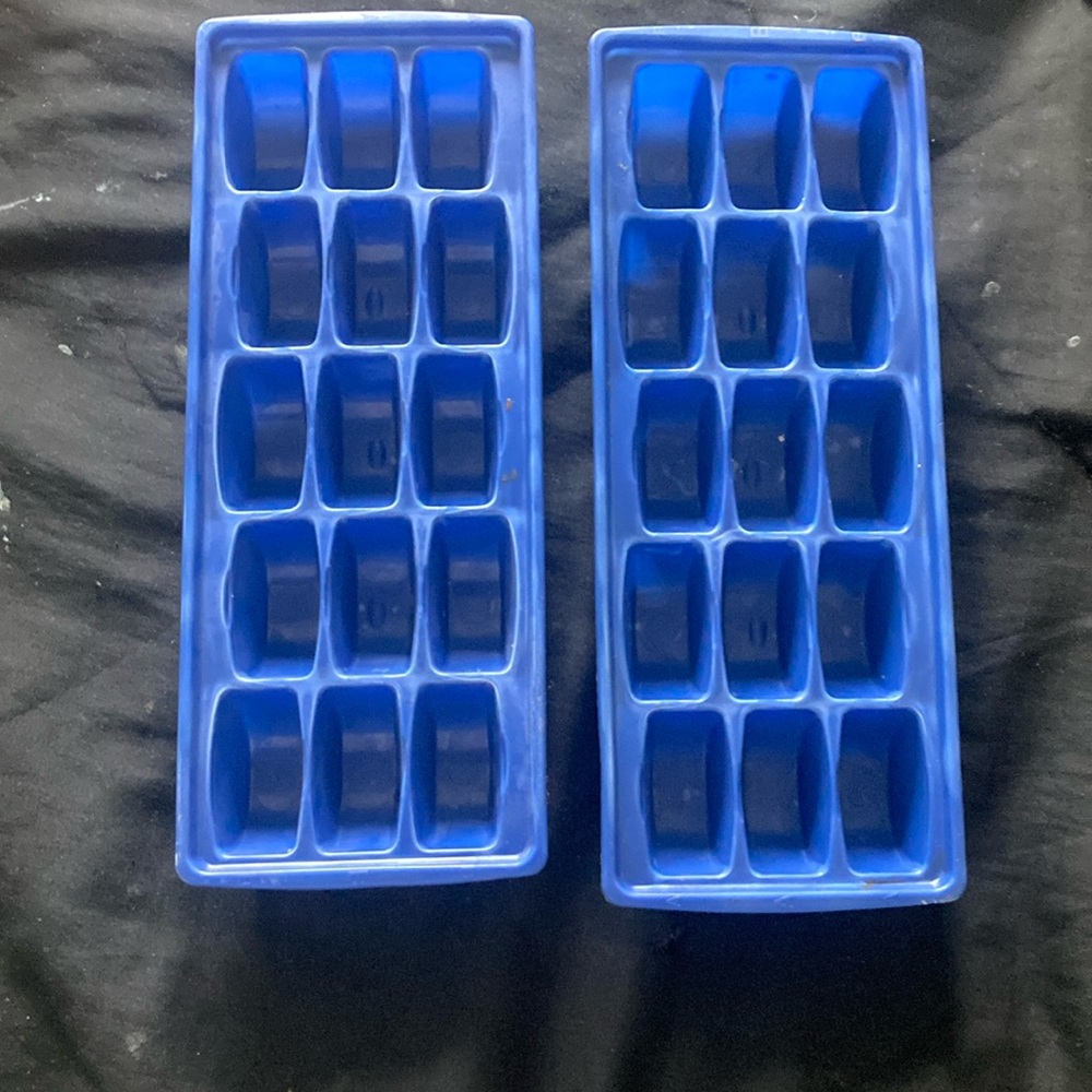 2 ice trays that hold 15 cubes of ice